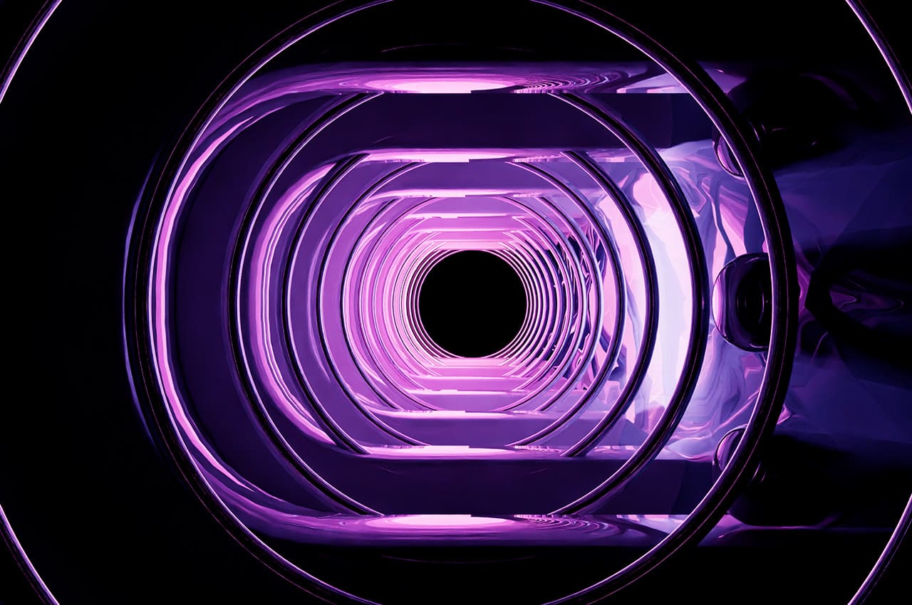 Imagen conceptual de un túnel futurista con luces en tonos púrpura que evocan tecnología avanzada y exactitud. En la esquina inferior izquierda se muestra el logo de los Premios FFuturo Innovación. Esta imagen es la portada de un artículo de blog titulado 'Control de calidad por visión artificial home made', donde se destaca cómo la inteligencia artificial se emplea en la inspección de productos para mejorar la eficiencia y fiabilidad.