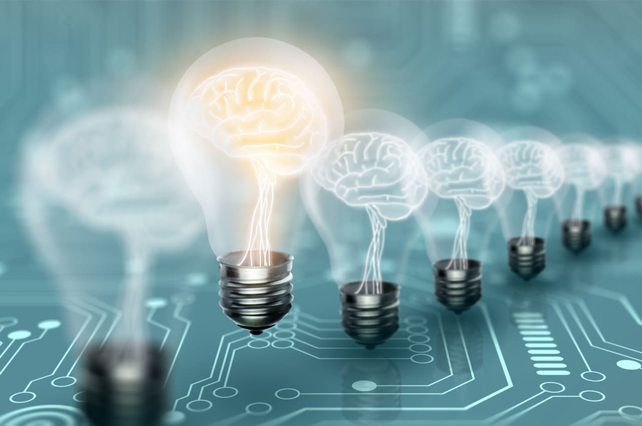 Cerebros en bombillas sobre un fondo de chips azules, representando el post hackear las organizaciones. Artículo del Presidente de Innovación.
